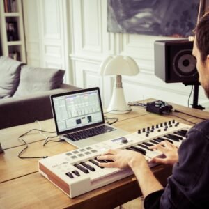 Arturia KeyLab Essential 49 mk3 Controlador Midi – Blanco/Negro